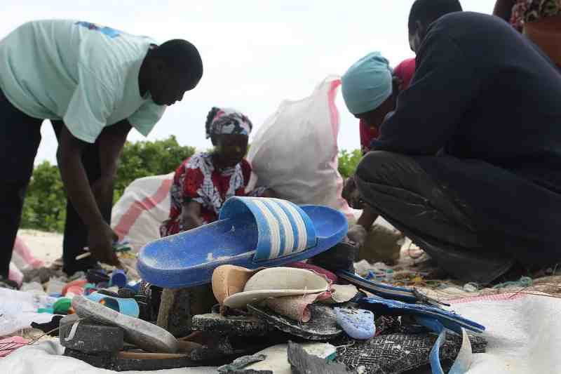 Une organisation kenyane transforme des sandales en caoutchouc jetées en œuvres d'art