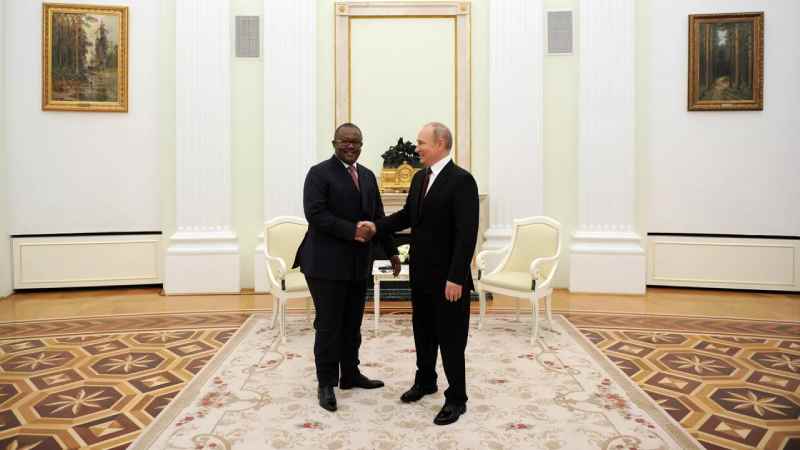 Poutine et le président de la Guinée-Bissau discutent des questions de paix et de commerce à Moscou