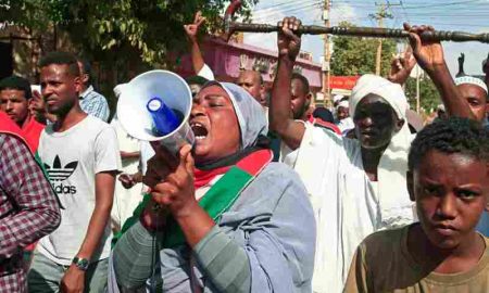 Des Soudanais dans les rues de Khartoum protestent contre le maintien du régime militaire