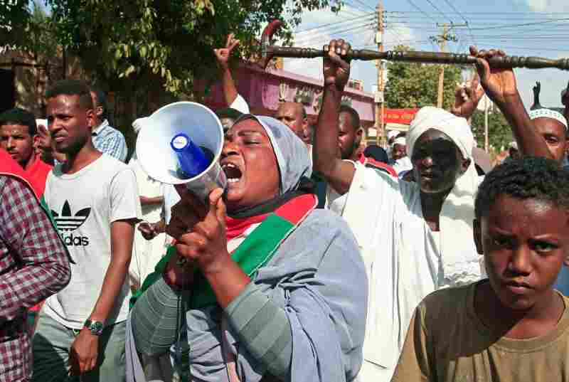 Des Soudanais dans les rues de Khartoum protestent contre le maintien du régime militaire