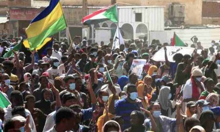 Des milliers de Soudanais manifestent à Khartoum et la police réplique en tirant des gaz lacrymogènes