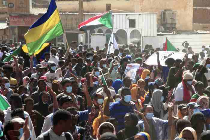 Des milliers de Soudanais manifestent à Khartoum et la police réplique en tirant des gaz lacrymogènes