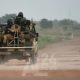 Des hommes armés tuent 15 personnes dans l'attaque d'un convoi de ravitaillement militaire au Burkina Faso
