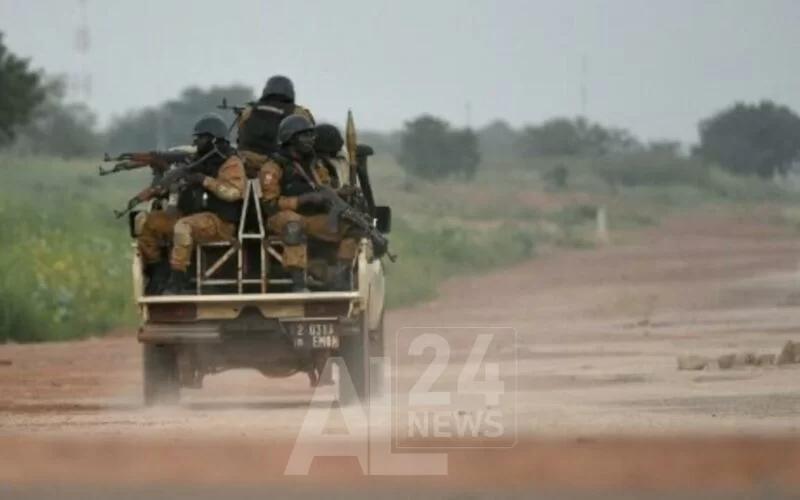 Des hommes armés tuent 15 personnes dans l'attaque d'un convoi de ravitaillement militaire au Burkina Faso