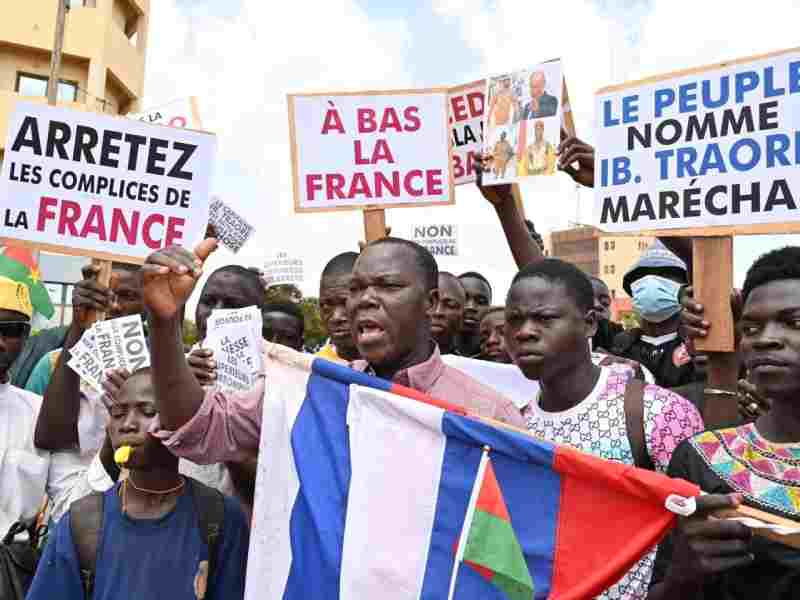 Appels au calme après les manifestations anti-françaises au Burkina Faso