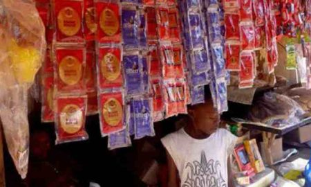 Cameroun : malgré une interdiction, les « sachets de whisky » restent très populaires