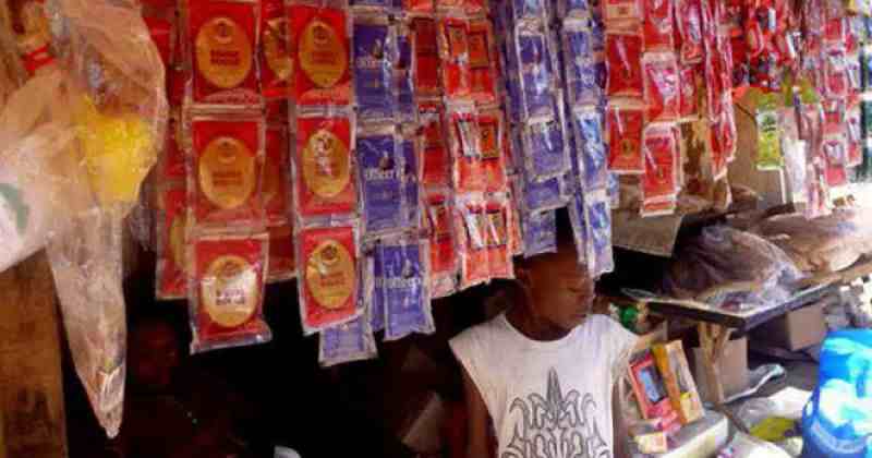 Cameroun : malgré une interdiction, les « sachets de whisky » restent très populaires