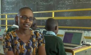 Une femme kenyane s'approvisionne en vieux ordinateurs pour enseigner aux enfants des compétences informatiques