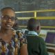 Une femme kenyane s'approvisionne en vieux ordinateurs pour enseigner aux enfants des compétences informatiques