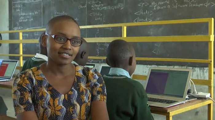 Une femme kenyane s'approvisionne en vieux ordinateurs pour enseigner aux enfants des compétences informatiques