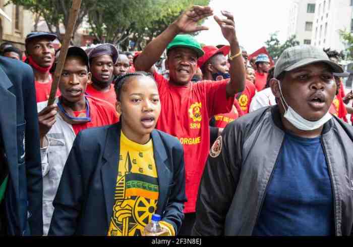 Les manifestations se poursuivent devant le palais de justice de Johannesburg contre un tueur en série présumé