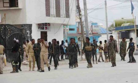 Al-Shabab a lancé une attaque contre un hôtel fréquenté par des responsables gouvernementaux à Mogadiscio