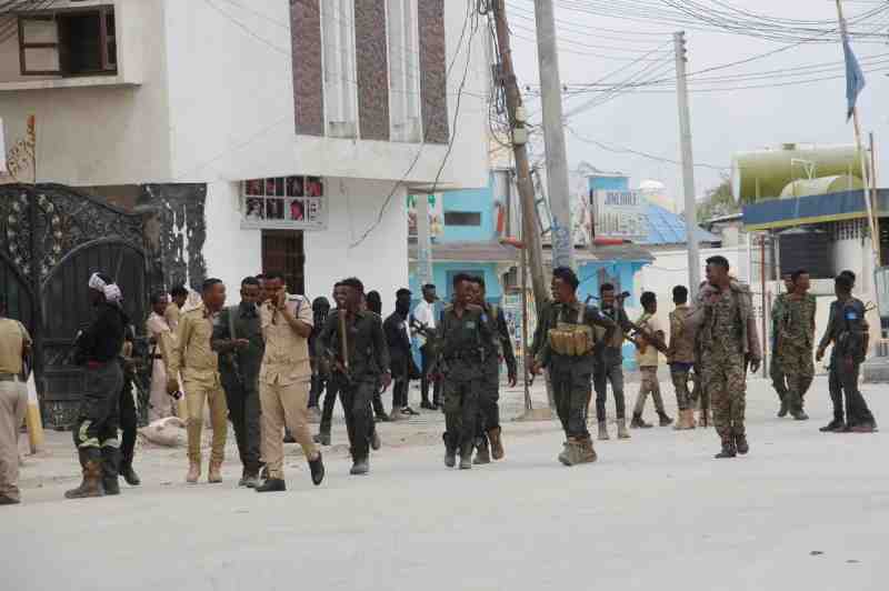 Al-Shabab a lancé une attaque contre un hôtel fréquenté par des responsables gouvernementaux à Mogadiscio