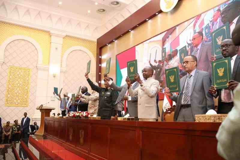 L'armée et les civils soudanais signent un accord pour mettre fin à la crise