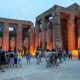 Les touristes regardent le soleil se coucher sur le temple de Karnak à Louxor