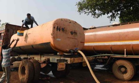 En raison de la sécheresse...Une région sinistrée du Kenya puise de l'eau par des camions-citernes