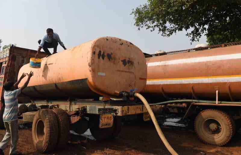 En raison de la sécheresse...Une région sinistrée du Kenya puise de l'eau par des camions-citernes