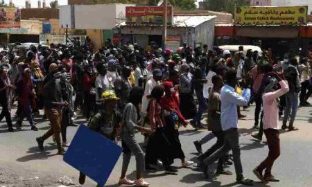 Les forces de sécurité soudanaises répriment les manifestants qui sont sortis le jour anniversaire du renversement d'Al-Bashir