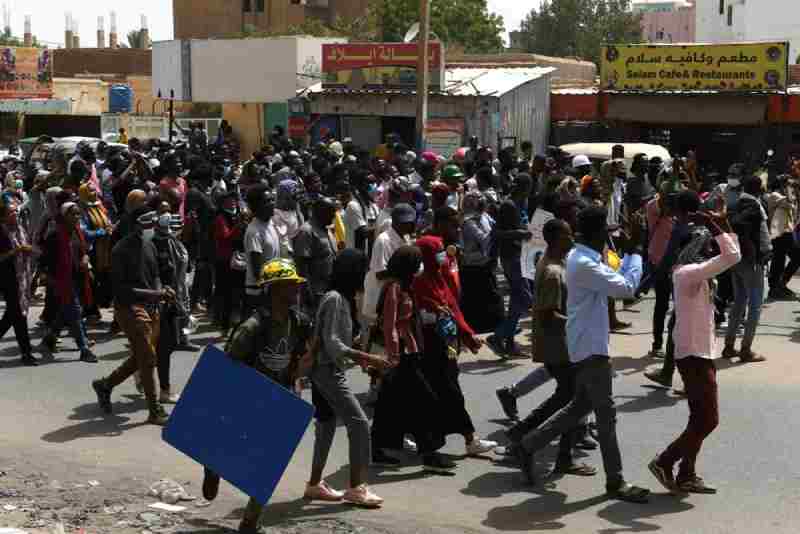Les forces de sécurité soudanaises répriment les manifestants qui sont sortis le jour anniversaire du renversement d'Al-Bashir