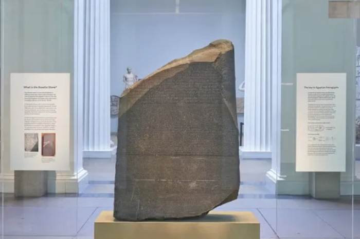 Les Égyptiens demandent au British Museum de restituer la pierre de Rosette à leur pays