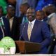 Le président kenyan suspend les hauts responsables électoraux qui n'ont pas soutenu sa victoire