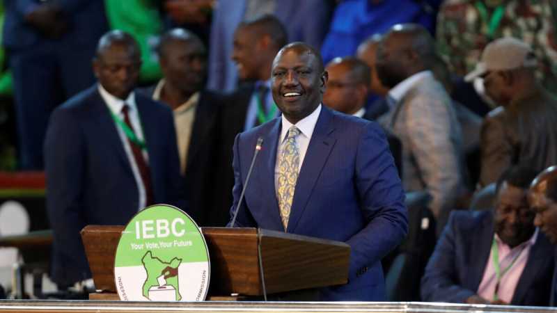 Le président kenyan suspend les hauts responsables électoraux qui n'ont pas soutenu sa victoire