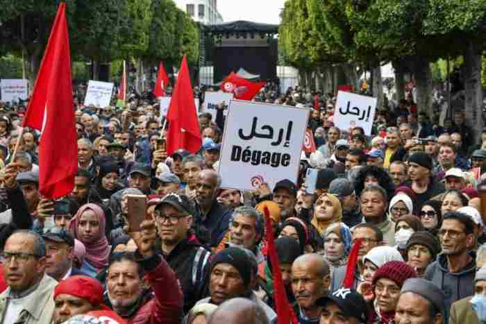 Manifestations contre le président tunisien à une semaine des législatives