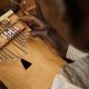 Akogo : fabriquer le piano à pouce pour maintenir la culture Teso en vie
