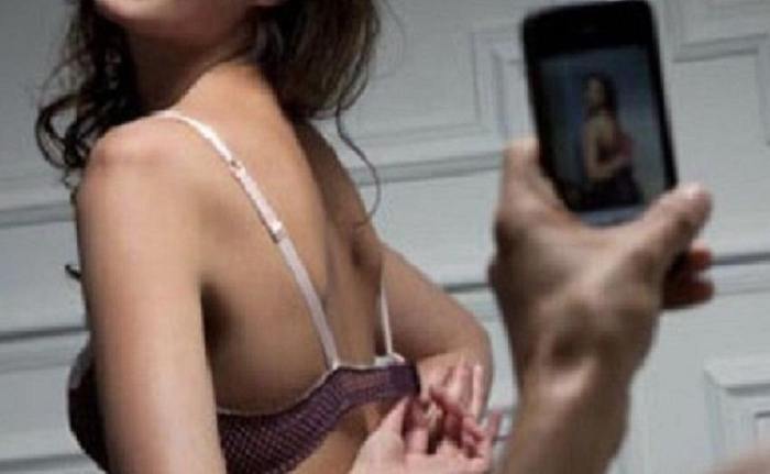 Vidéos porno et exploitation sexuelle d'Algériens en échange de contrats de séjour en France