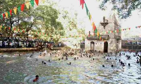 Célébration unique de l'Épiphanie avec de l'eau, de la couleur et de la prière en Éthiopie