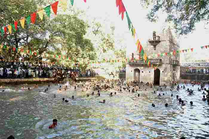 Célébration unique de l'Épiphanie avec de l'eau, de la couleur et de la prière en Éthiopie