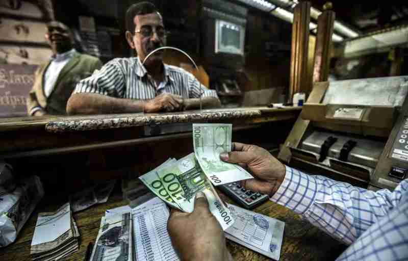 Inquiétude du public et action gouvernementale pour limiter les conséquences de la dépréciation de la livre égyptienne