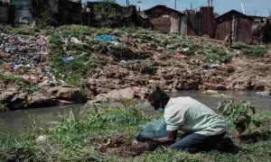 Les eaux usées de la rivière Nairobi et la pollution industrielle s'infiltrent dans les aliments et l'eau