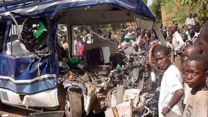 18 personnes ont été tuées lorsqu'un bus de passagers est entré en collision avec un camion au Nigeria