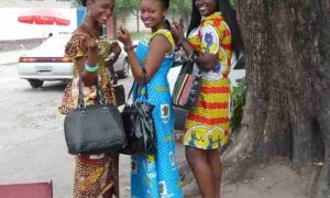 Des "anges" fouettent des filles en République démocratique du Congo pour des vêtements courts