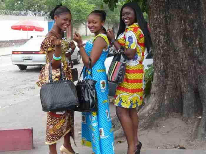 Des "anges" fouettent des filles en République démocratique du Congo pour des vêtements courts