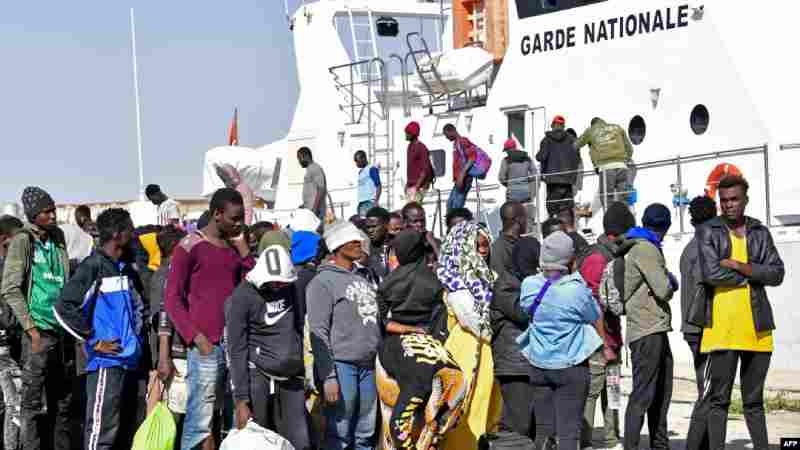 Les autorités tunisiennes sauvent 24 immigrés et recherchent 13 personnes disparues au large de Sfax