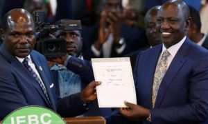 Le chef de l'opposition kenyane refuse de reconnaître la présidence de William Ruto