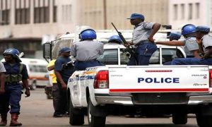 La police zimbabwéenne arrête 25 membres de l'opposition avant l'élection présidentielle