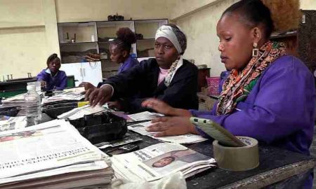 Une entreprise kenyane transforme des journaux en crayons, réduisant ainsi la déforestation