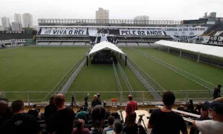 Le cercueil de Pelé arrive au stade Santos