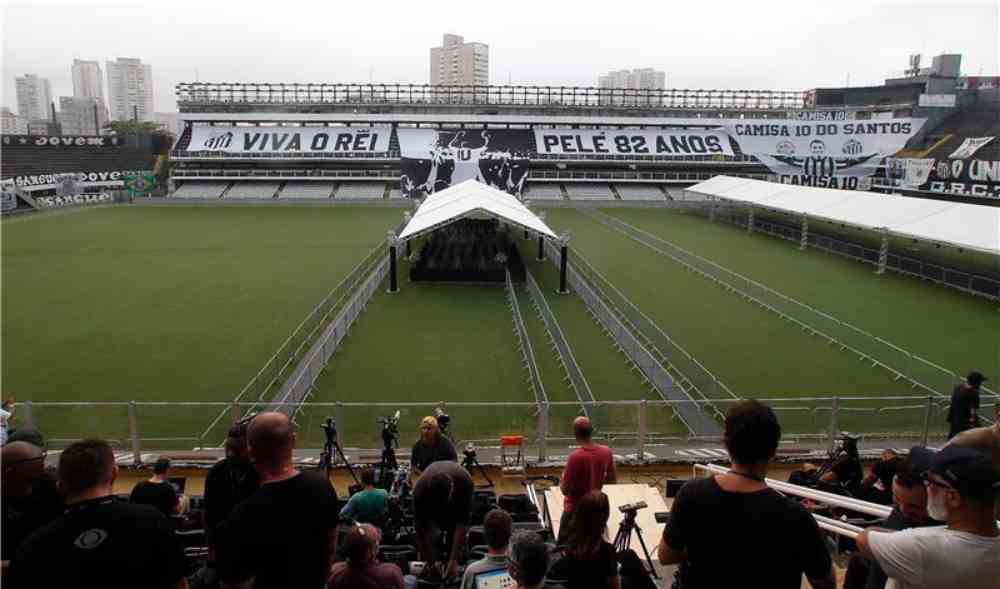 Le cercueil de Pelé arrive au stade Santos