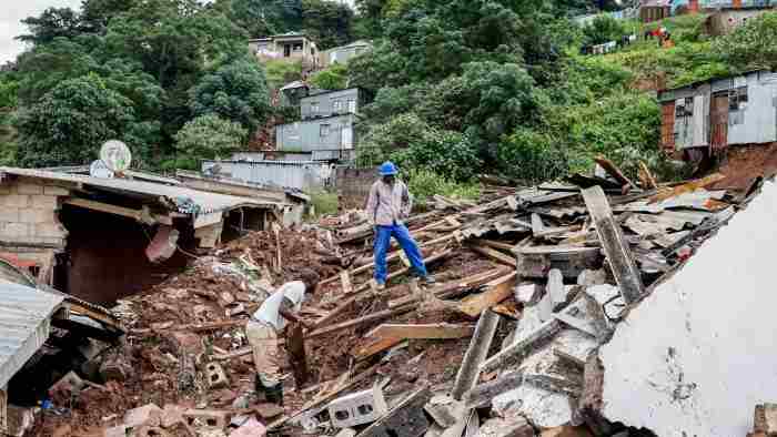 Afrique du Sud : les autorités distribuent de la nourriture après les inondations