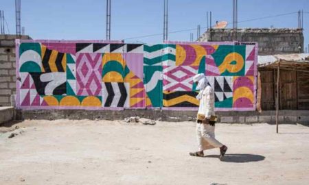 Un artiste immigré apporte une touche de couleur aux murs d'un bidonville mauritanien