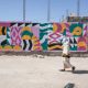 Un artiste immigré apporte une touche de couleur aux murs d'un bidonville mauritanien