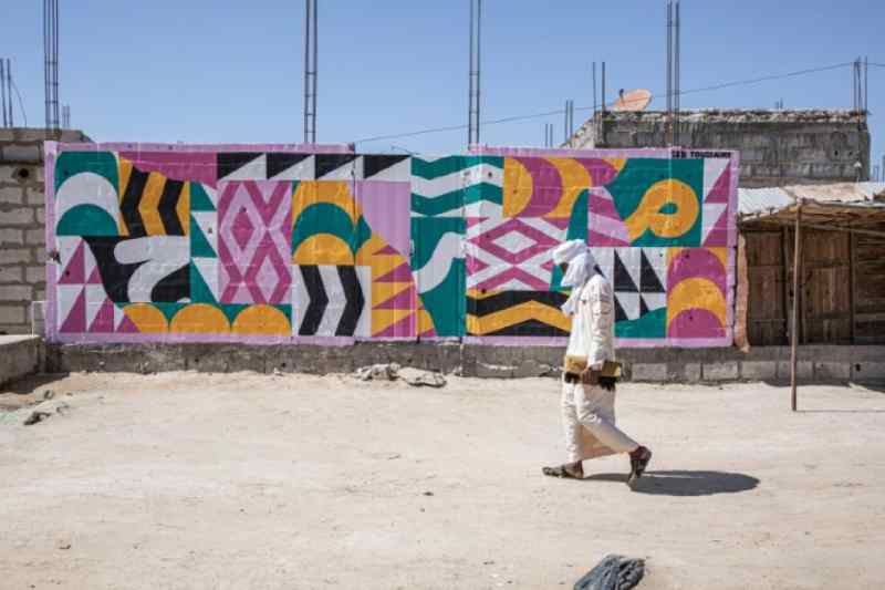 Un artiste immigré apporte une touche de couleur aux murs d'un bidonville mauritanien