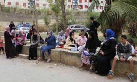 Dans le froid, des familles algériennes dorment dans la rue, craignant que leurs maisons ne s'effondrent