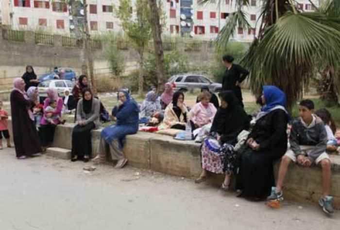 Dans le froid, des familles algériennes dorment dans la rue, craignant que leurs maisons ne s'effondrent