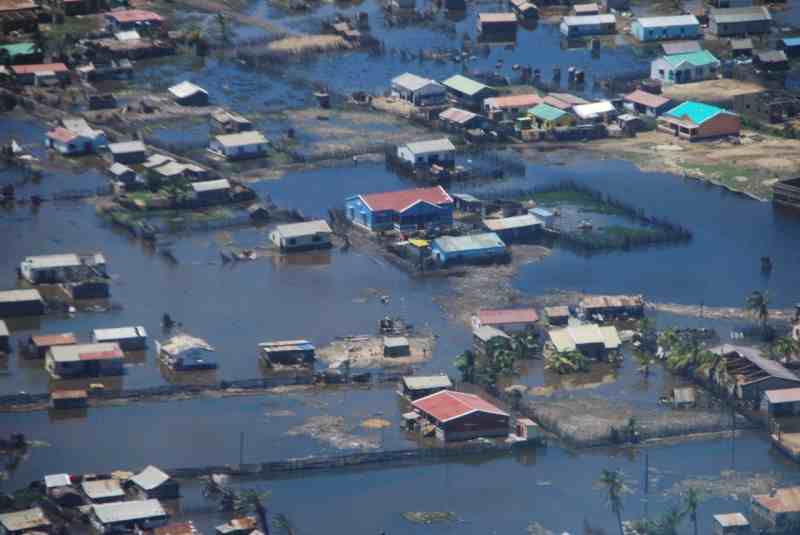 L'ouragan Freddy frappe Madagascar, et le Mozambique construit des abris