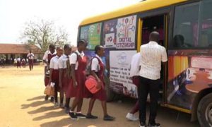 Un bus itinérant lutte contre l'analphabétisme numérique au Libéria